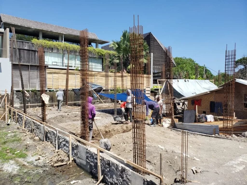 Fundament- und Rohbauarbeiten an einem Balitecture-Villenbau auf Bali