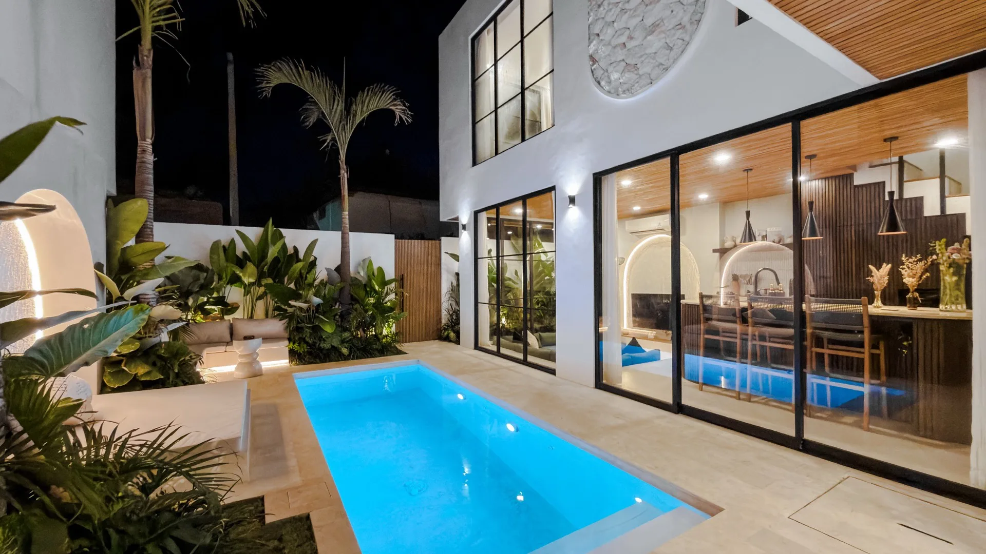 Solas Uluwatu outdoor shower with tropical planting