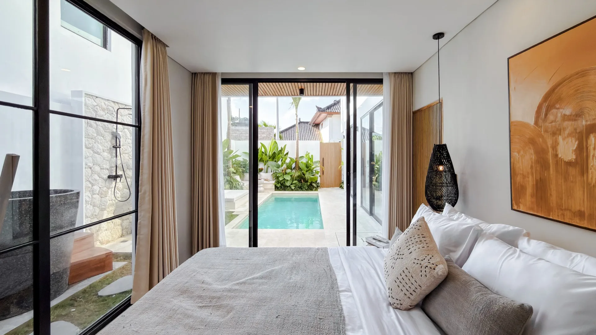 Solas Uluwatu second bedroom with arched window